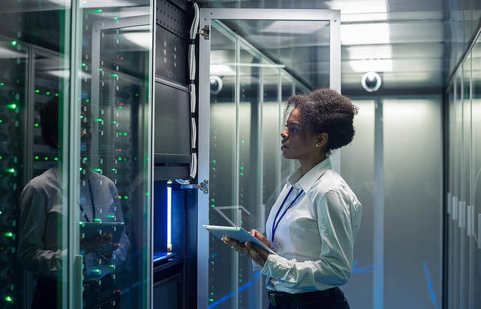csm_Woman_in_Data_Center_1400x900px_f778394de2